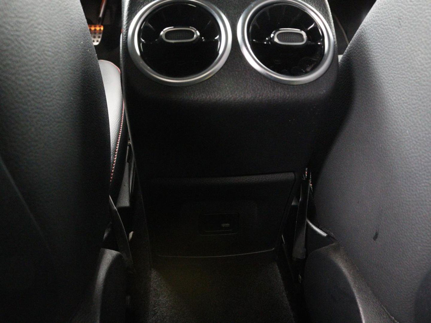 Mercedes-Benz A-Klasse 200 Business Solution AMG | Panoramadak | Stoelverwarming | Trekhaak | Matrix LED | Memory | Carplay | Keyless | Camera | Sfeerverlichting | Leder/Alcantara | Park Assist