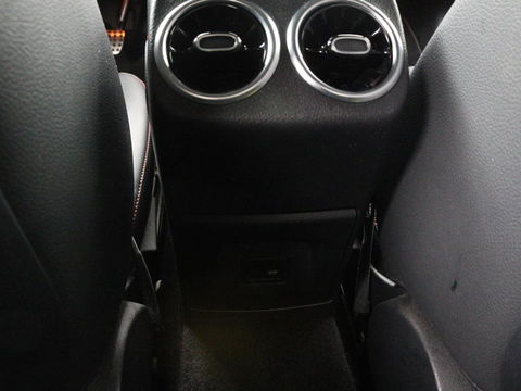 Mercedes-Benz A-Klasse 200 Business Solution AMG | Panoramadak | Stoelverwarming | Trekhaak | Matrix LED | Memory | Carplay | Keyless | Camera | Sfeerverlichting | Leder/Alcantara | Park Assist