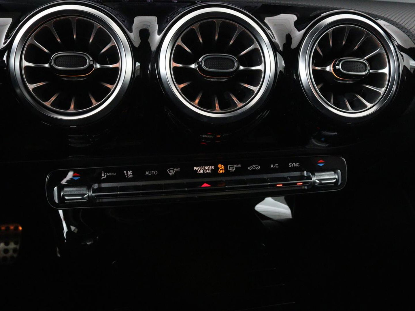 Mercedes-Benz A-Klasse 200 Business Solution AMG | Panoramadak | Stoelverwarming | Trekhaak | Matrix LED | Memory | Carplay | Keyless | Camera | Sfeerverlichting | Leder/Alcantara | Park Assist