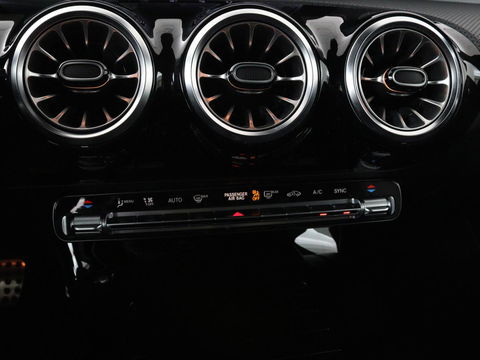 Mercedes-Benz A-Klasse 200 Business Solution AMG | Panoramadak | Stoelverwarming | Trekhaak | Matrix LED | Memory | Carplay | Keyless | Camera | Sfeerverlichting | Leder/Alcantara | Park Assist