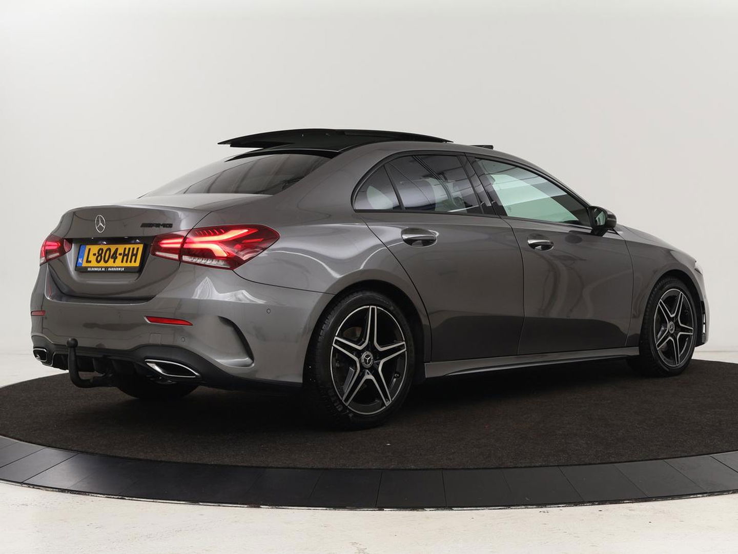 Mercedes-Benz A-Klasse 200 Business Solution AMG | Panoramadak | Stoelverwarming | Trekhaak | Matrix LED | Memory | Carplay | Keyless | Camera | Sfeerverlichting | Leder/Alcantara | Park Assist