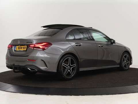 Mercedes-Benz A-Klasse 200 Business Solution AMG | Panoramadak | Stoelverwarming | Trekhaak | Matrix LED | Memory | Carplay | Keyless | Camera | Sfeerverlichting | Leder/Alcantara | Park Assist