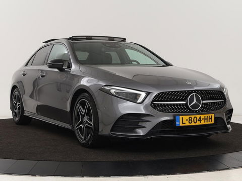 Mercedes-Benz A-Klasse 200 Business Solution AMG | Panoramadak | Stoelverwarming | Trekhaak | Matrix LED | Memory | Carplay | Keyless | Camera | Sfeerverlichting | Leder/Alcantara | Park Assist