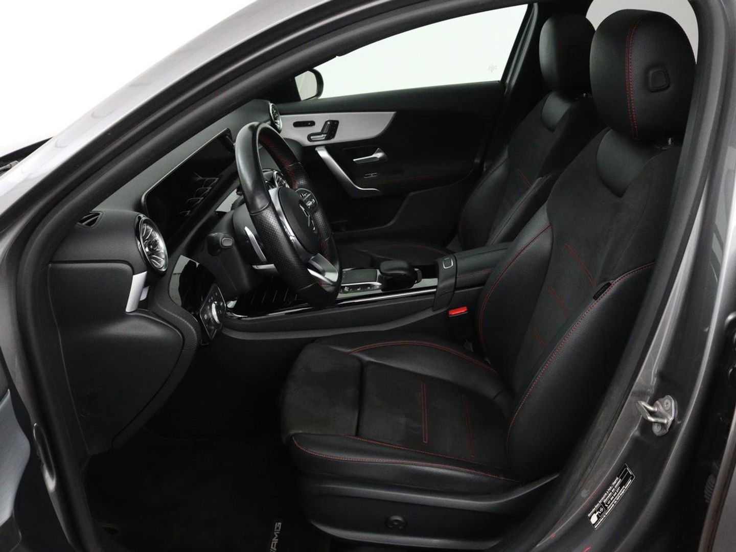 Mercedes-Benz A-Klasse 200 Business Solution AMG | Panoramadak | Stoelverwarming | Trekhaak | Matrix LED | Memory | Carplay | Keyless | Camera | Sfeerverlichting | Leder/Alcantara | Park Assist