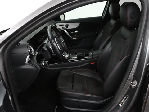Mercedes-Benz A-Klasse 200 Business Solution AMG | Panoramadak | Stoelverwarming | Trekhaak | Matrix LED | Memory | Carplay | Keyless | Camera | Sfeerverlichting | Leder/Alcantara | Park Assist