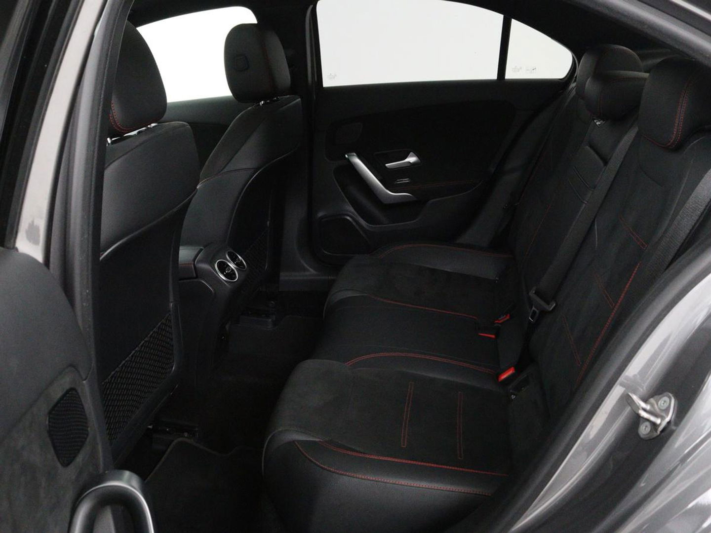 Mercedes-Benz A-Klasse 200 Business Solution AMG | Panoramadak | Stoelverwarming | Trekhaak | Matrix LED | Memory | Carplay | Keyless | Camera | Sfeerverlichting | Leder/Alcantara | Park Assist