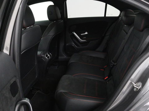 Mercedes-Benz A-Klasse 200 Business Solution AMG | Panoramadak | Stoelverwarming | Trekhaak | Matrix LED | Memory | Carplay | Keyless | Camera | Sfeerverlichting | Leder/Alcantara | Park Assist