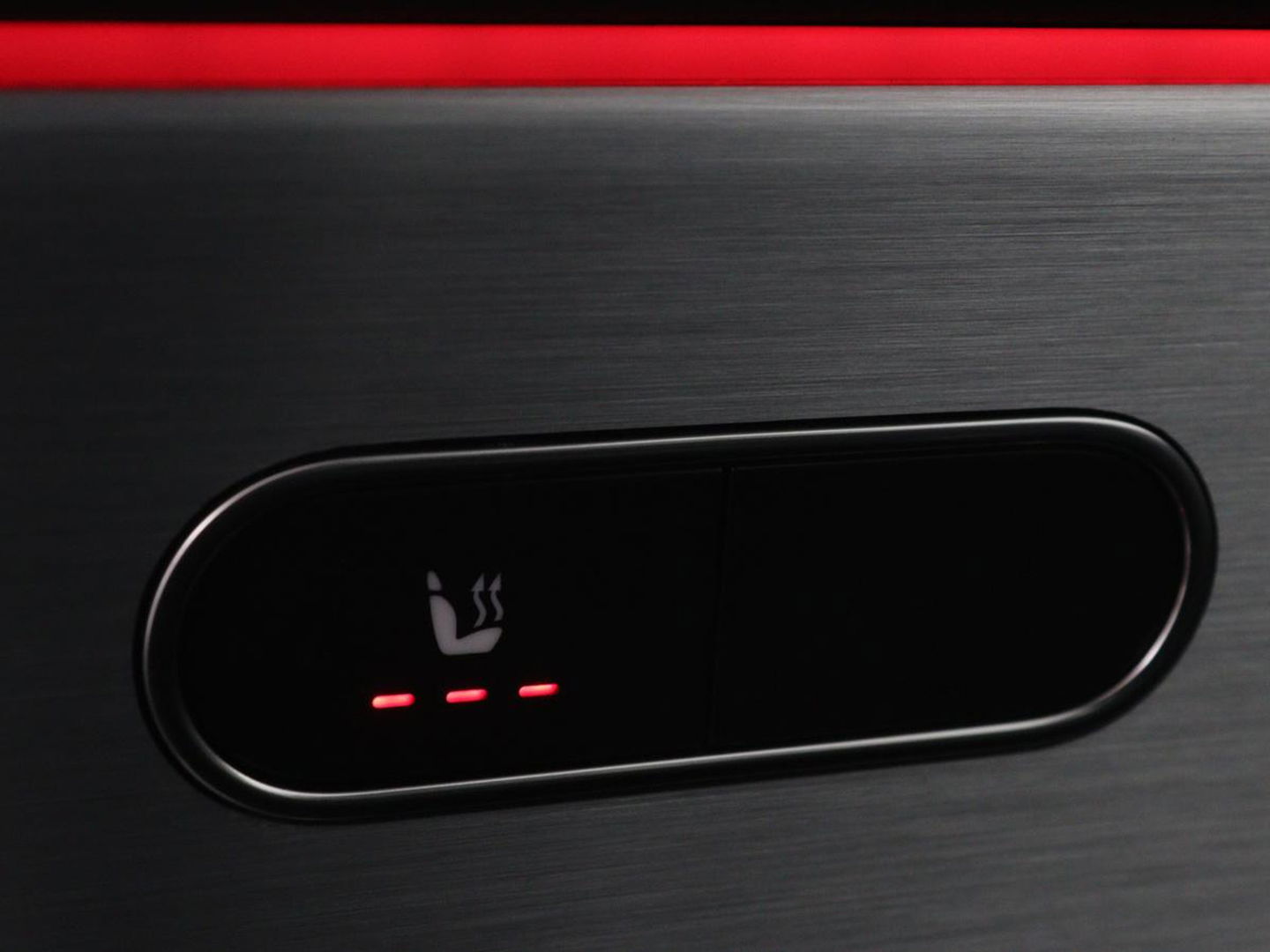 Mercedes-Benz A-Klasse 200 Business Solution AMG | Panoramadak | Stoelverwarming | Trekhaak | Matrix LED | Memory | Carplay | Keyless | Camera | Sfeerverlichting | Leder/Alcantara | Park Assist