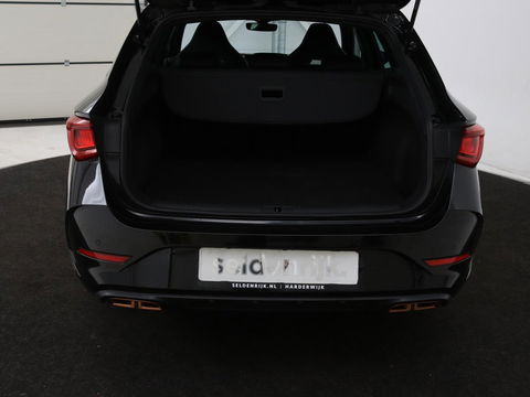 CUPRA Leon 1.4 e-Hybrid | Carplay | Stuurverwarming | Navigatie | Sfeerverlichting | Full LED | Keyless | Sportstoelen | Parkeerhulp | PHEV