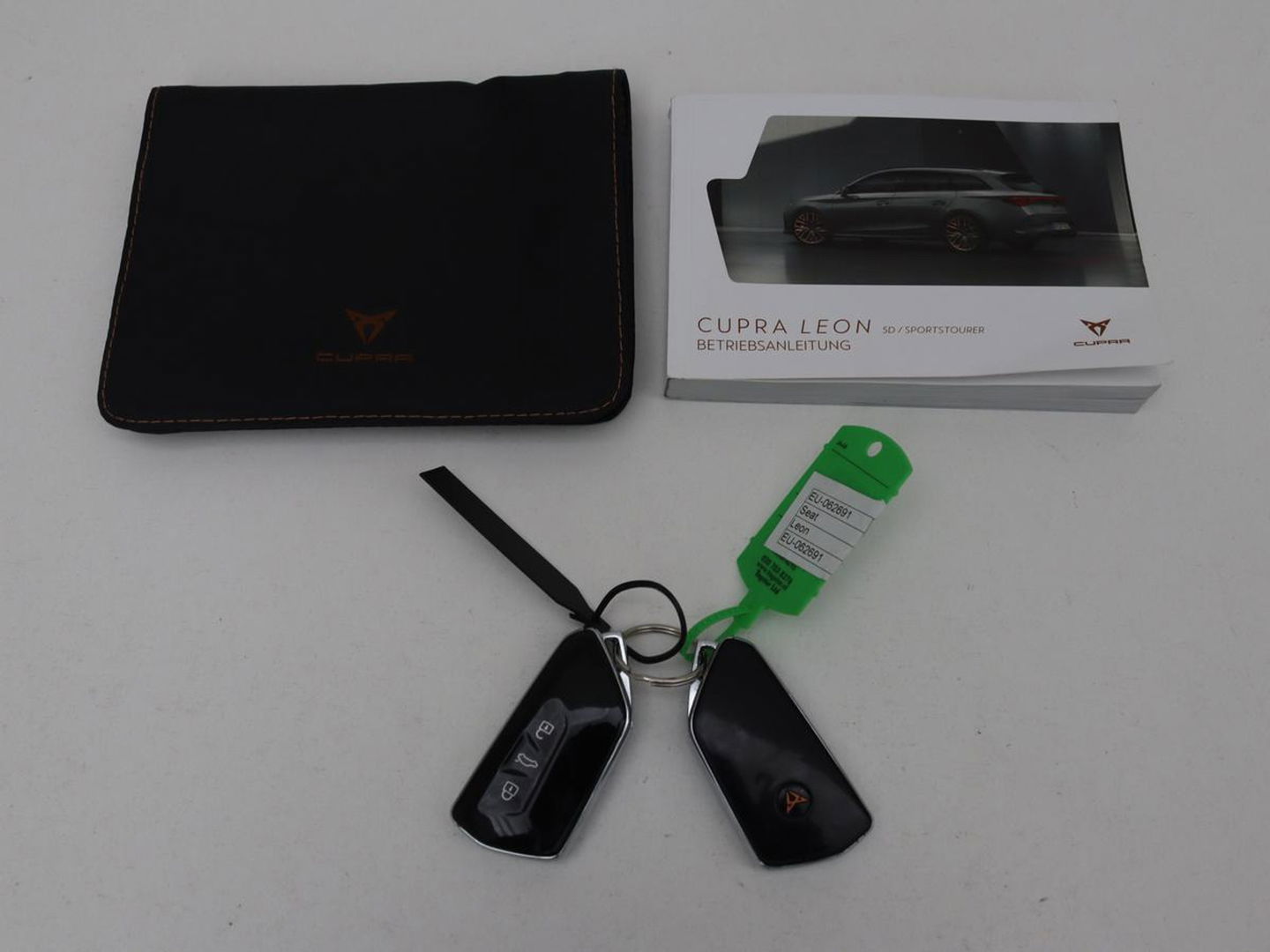 CUPRA Leon 1.4 e-Hybrid | Carplay | Stuurverwarming | Navigatie | Sfeerverlichting | Full LED | Keyless | Sportstoelen | Parkeerhulp | PHEV