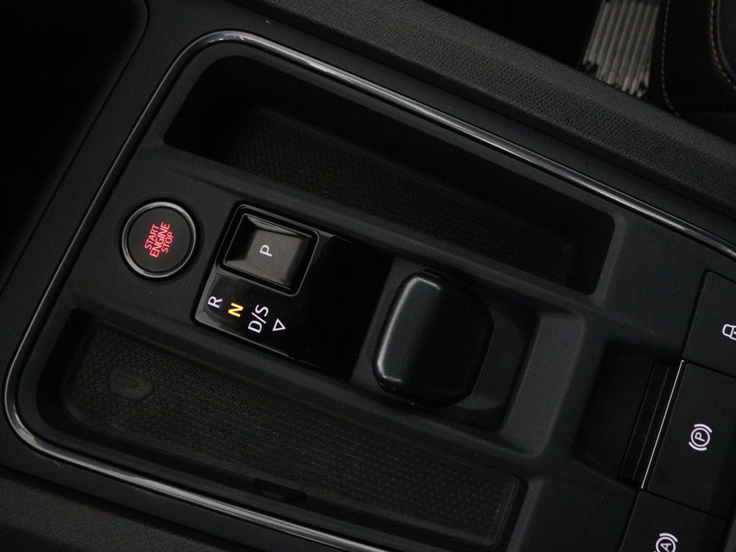 CUPRA Leon 1.4 e-Hybrid | Carplay | Stuurverwarming | Navigatie | Sfeerverlichting | Full LED | Keyless | Sportstoelen | Parkeerhulp | PHEV