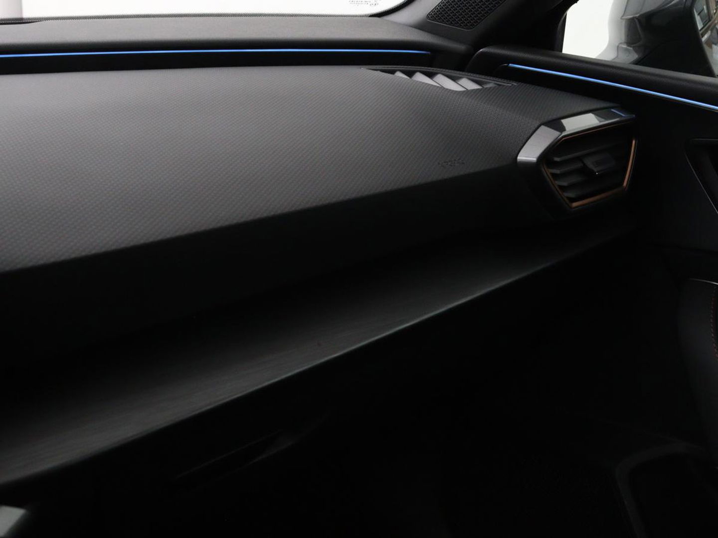 CUPRA Leon 1.4 e-Hybrid | Carplay | Stuurverwarming | Navigatie | Sfeerverlichting | Full LED | Keyless | Sportstoelen | Parkeerhulp | PHEV