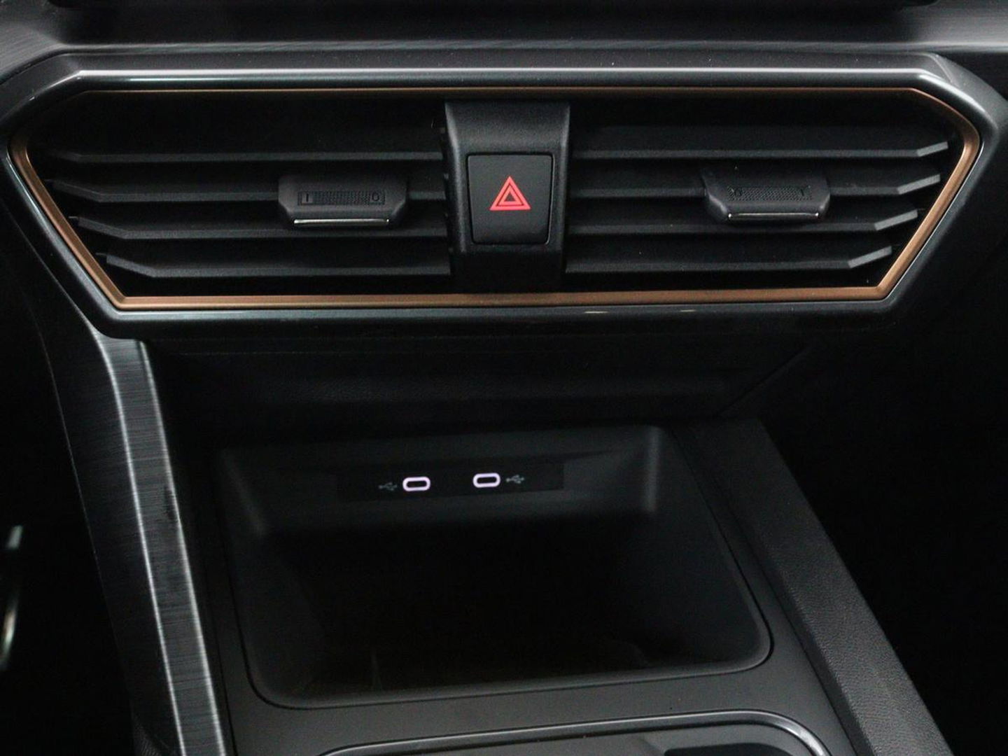 CUPRA Leon 1.4 e-Hybrid | Carplay | Stuurverwarming | Navigatie | Sfeerverlichting | Full LED | Keyless | Sportstoelen | Parkeerhulp | PHEV
