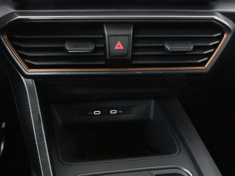 CUPRA Leon 1.4 e-Hybrid | Carplay | Stuurverwarming | Navigatie | Sfeerverlichting | Full LED | Keyless | Sportstoelen | Parkeerhulp | PHEV