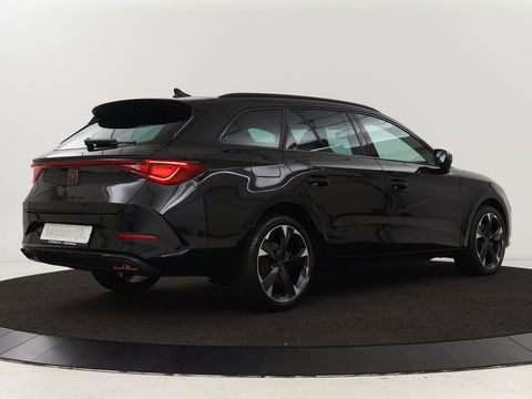 CUPRA Leon 1.4 e-Hybrid | Carplay | Stuurverwarming | Navigatie | Sfeerverlichting | Full LED | Keyless | Sportstoelen | Parkeerhulp | PHEV