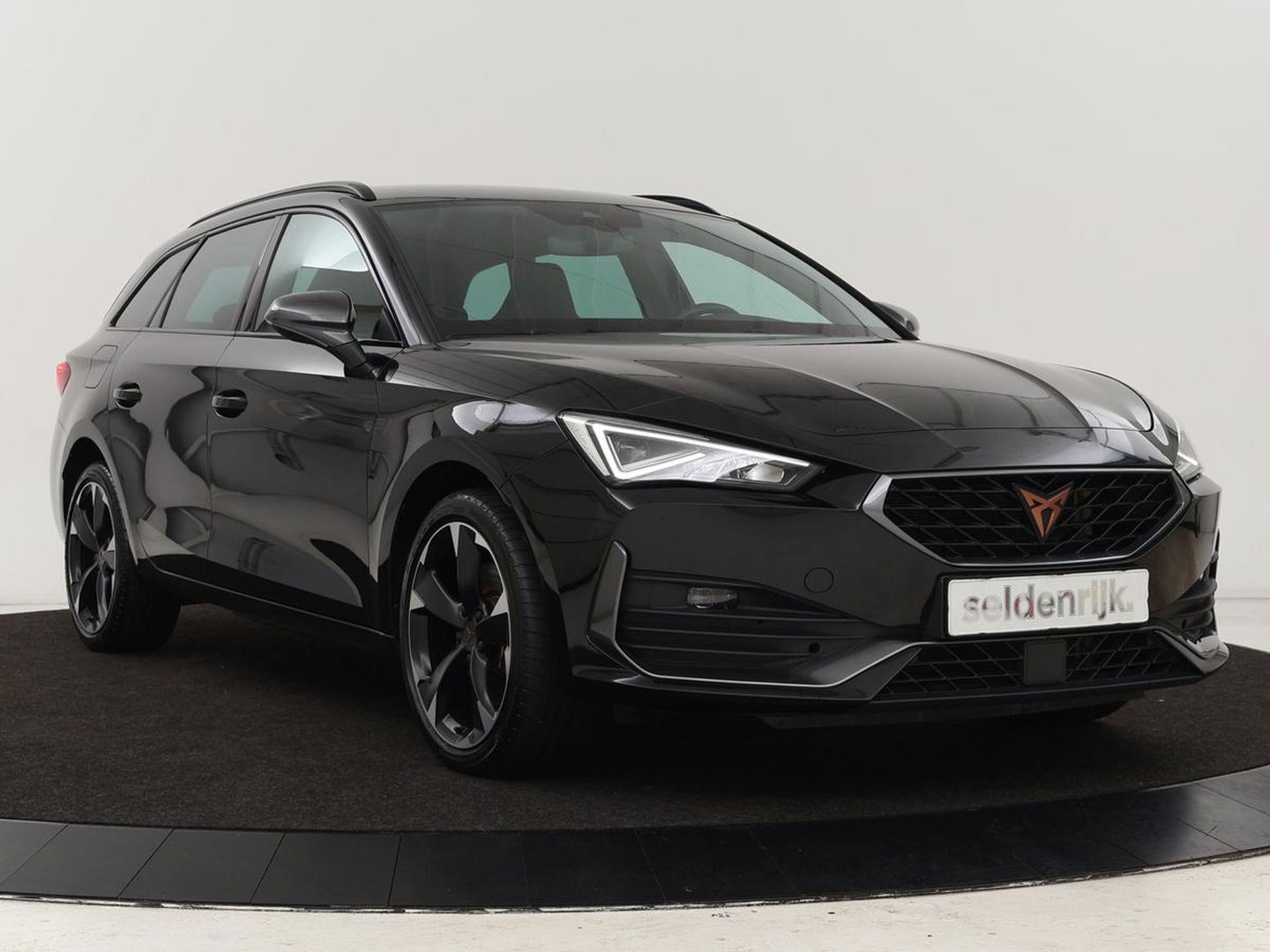CUPRA Leon 1.4 e-Hybrid | Carplay | Stuurverwarming | Navigatie | Sfeerverlichting | Full LED | Keyless | Sportstoelen | Parkeerhulp | PHEV