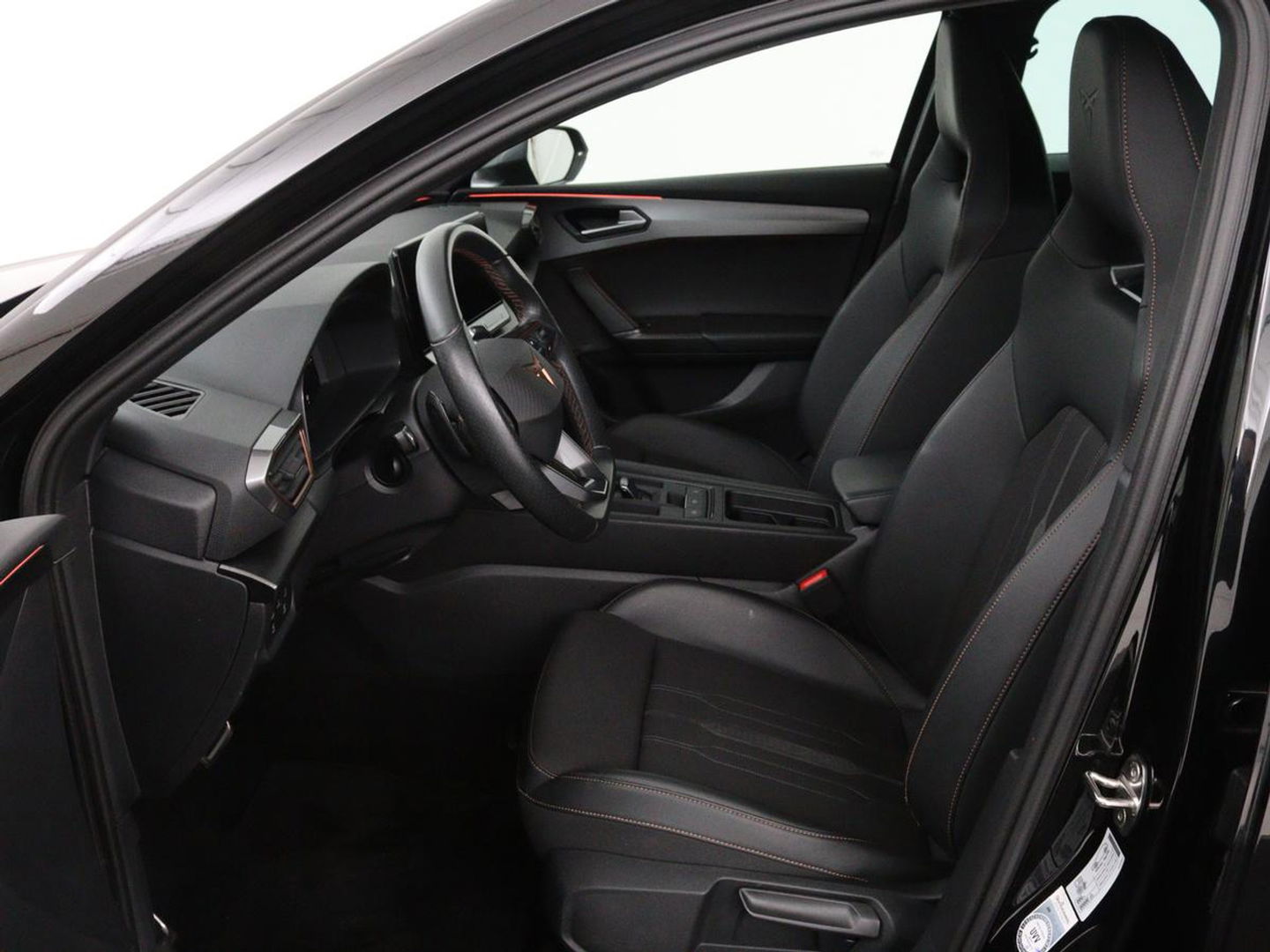 CUPRA Leon 1.4 e-Hybrid | Carplay | Stuurverwarming | Navigatie | Sfeerverlichting | Full LED | Keyless | Sportstoelen | Parkeerhulp | PHEV