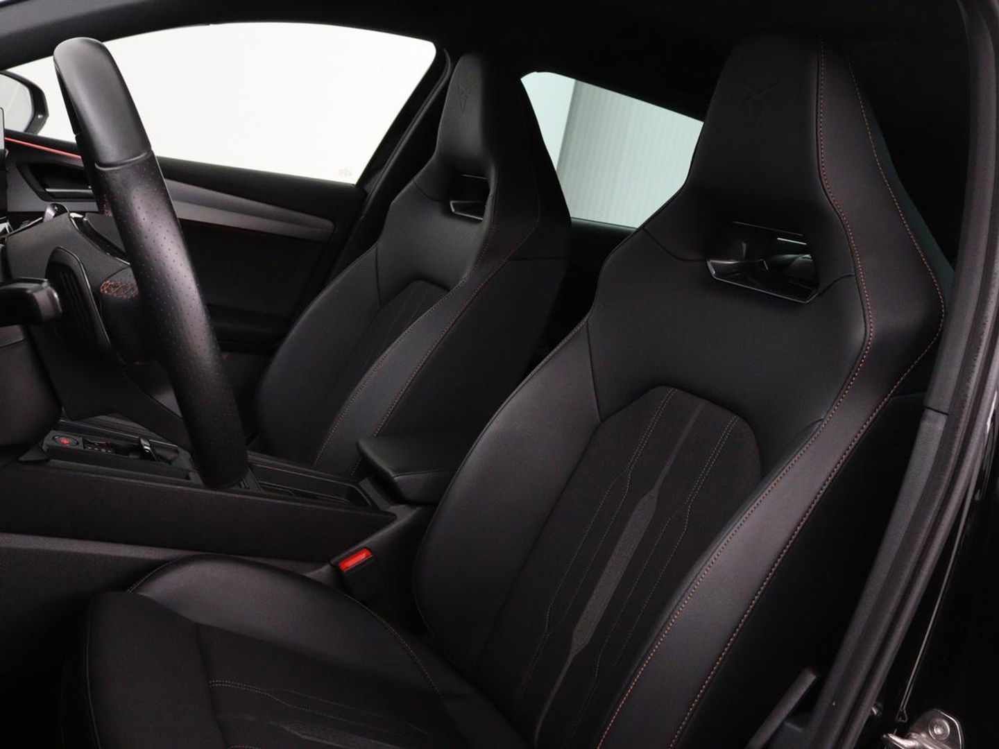 CUPRA Leon 1.4 e-Hybrid | Carplay | Stuurverwarming | Navigatie | Sfeerverlichting | Full LED | Keyless | Sportstoelen | Parkeerhulp | PHEV