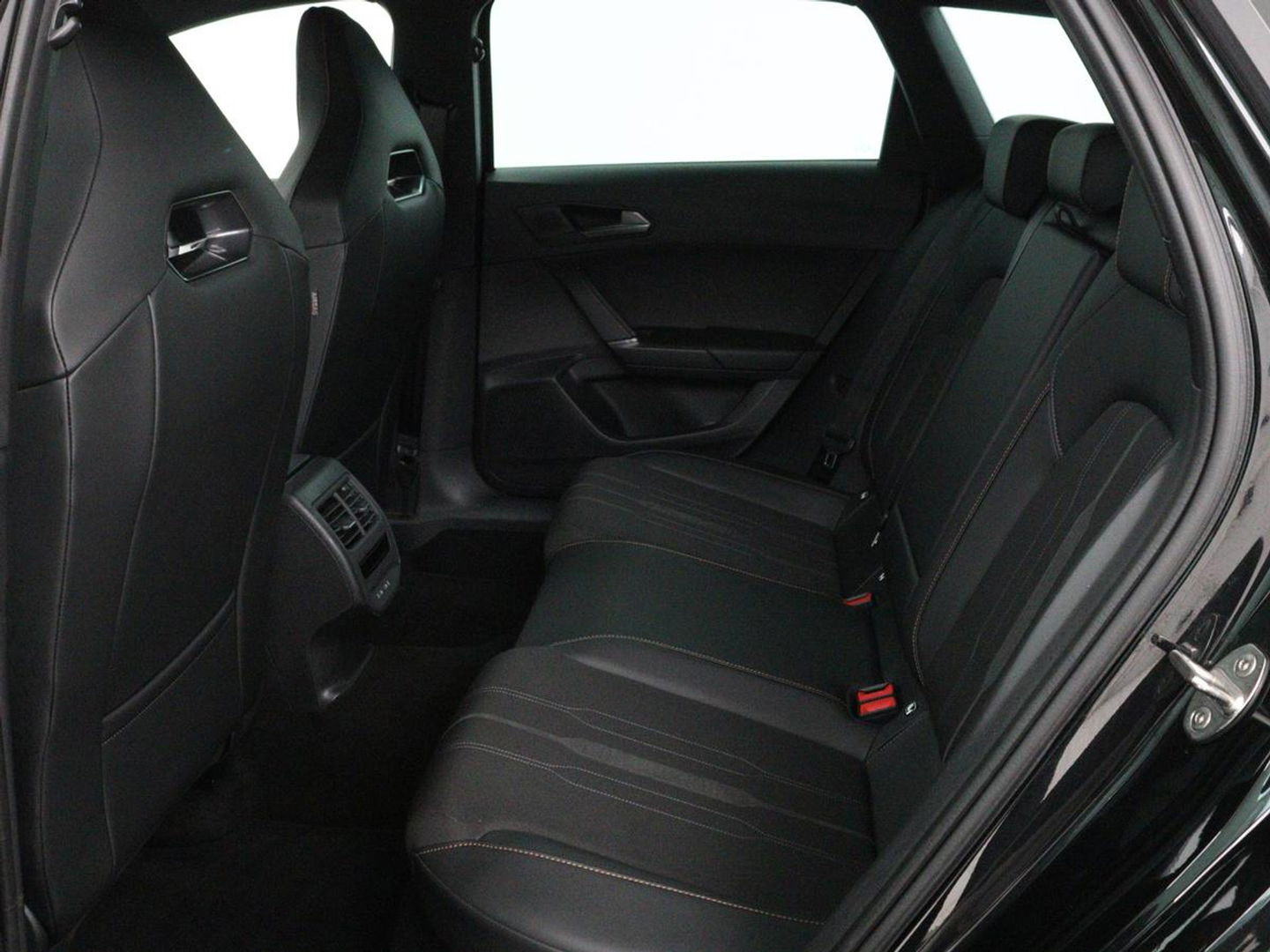 CUPRA Leon 1.4 e-Hybrid | Carplay | Stuurverwarming | Navigatie | Sfeerverlichting | Full LED | Keyless | Sportstoelen | Parkeerhulp | PHEV