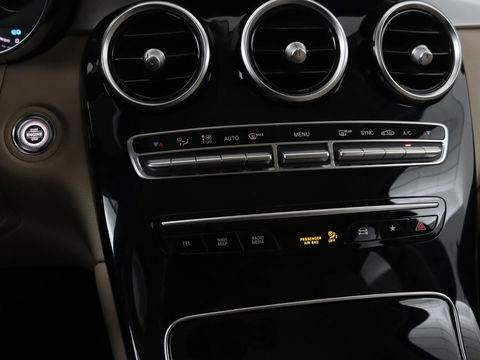 Mercedes-Benz GLC 200 Business Solution Limited | Panoramadak | Leder | Stoelverwarming | Adaptive cruise | Trekhaak | Camera | Carplay
