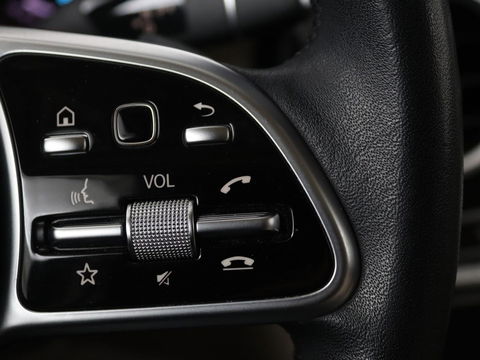 Mercedes-Benz GLC 200 Business Solution Limited | Panoramadak | Leder | Stoelverwarming | Adaptive cruise | Trekhaak | Camera | Carplay