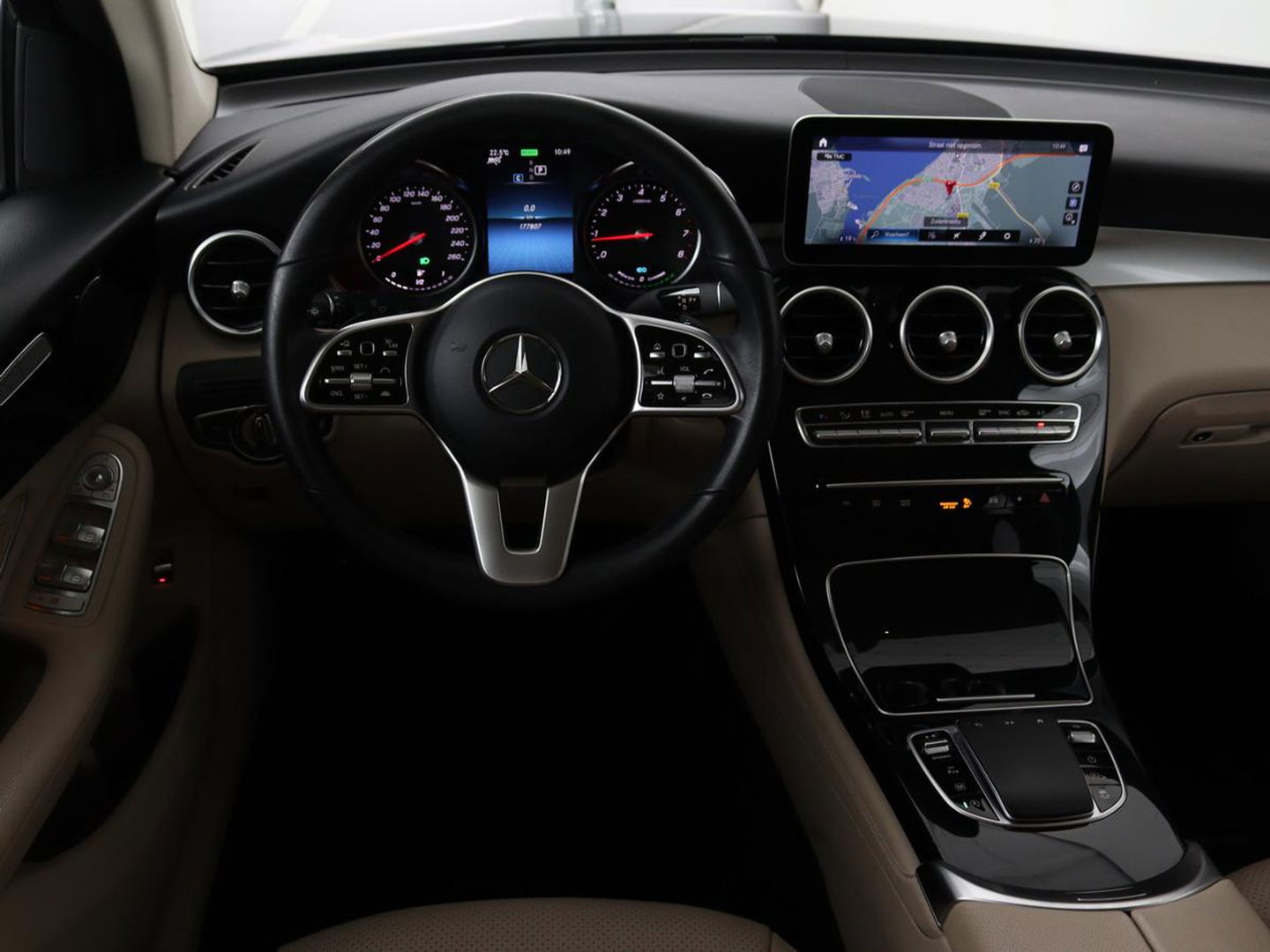 Mercedes-Benz GLC 200 Business Solution Limited | Panoramadak | Leder | Stoelverwarming | Adaptive cruise | Trekhaak | Camera | Carplay
