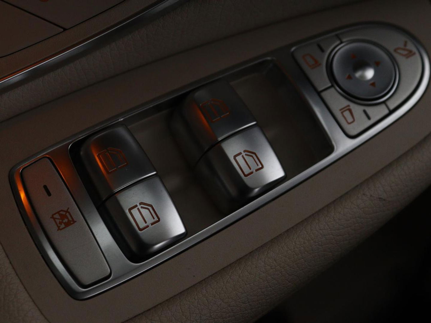 Mercedes-Benz GLC 200 Business Solution Limited | Panoramadak | Leder | Stoelverwarming | Adaptive cruise | Trekhaak | Camera | Carplay