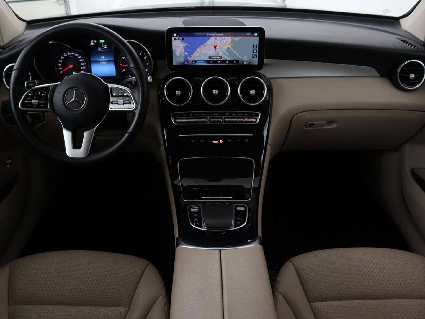 Mercedes-Benz GLC 200 Business Solution Limited | Panoramadak | Leder | Stoelverwarming | Adaptive cruise | Trekhaak | Camera | Carplay