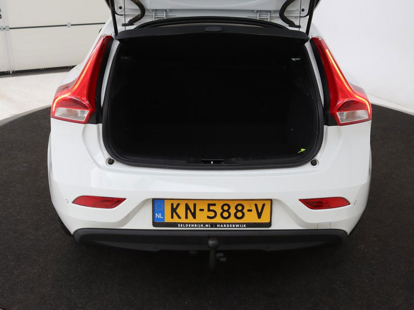 Volvo V40 2.0 T2 Nordic+ | Stoelverwarming | Trekhaak | Standkachel | Navigatie | Full LED | Verwarmde voorruit | Bluetooth | Climate control