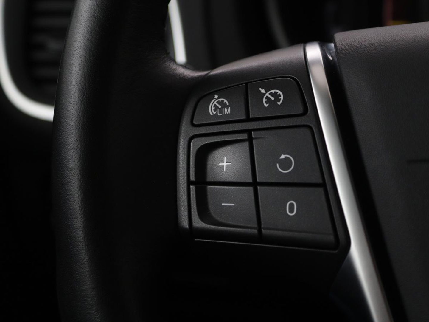 Volvo V40 2.0 T2 Nordic+ | Stoelverwarming | Trekhaak | Standkachel | Navigatie | Full LED | Verwarmde voorruit | Bluetooth | Climate control