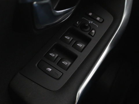 Volvo V40 2.0 T2 Nordic+ | Stoelverwarming | Trekhaak | Standkachel | Navigatie | Full LED | Verwarmde voorruit | Bluetooth | Climate control