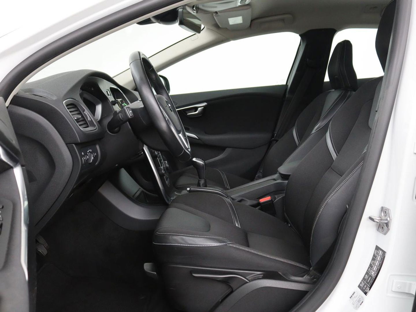 Volvo V40 2.0 T2 Nordic+ | Stoelverwarming | Trekhaak | Standkachel | Navigatie | Full LED | Verwarmde voorruit | Bluetooth | Climate control