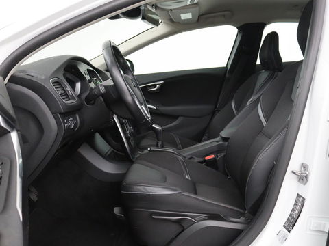 Volvo V40 2.0 T2 Nordic+ | Stoelverwarming | Trekhaak | Standkachel | Navigatie | Full LED | Verwarmde voorruit | Bluetooth | Climate control