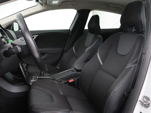 Volvo V40 2.0 T2 Nordic+ | Stoelverwarming | Trekhaak | Standkachel | Navigatie | Full LED | Verwarmde voorruit | Bluetooth | Climate control
