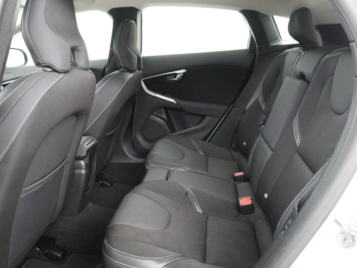 Volvo V40 2.0 T2 Nordic+ | Stoelverwarming | Trekhaak | Standkachel | Navigatie | Full LED | Verwarmde voorruit | Bluetooth | Climate control