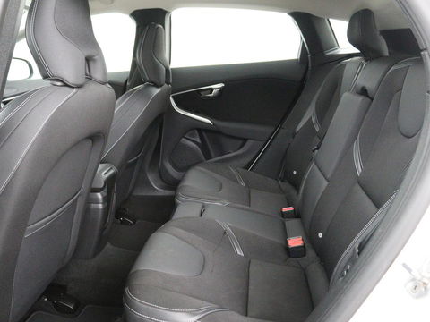 Volvo V40 2.0 T2 Nordic+ | Stoelverwarming | Trekhaak | Standkachel | Navigatie | Full LED | Verwarmde voorruit | Bluetooth | Climate control