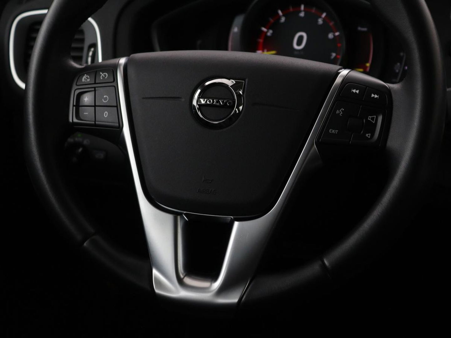 Volvo V40 2.0 T2 Nordic+ | Stoelverwarming | Trekhaak | Standkachel | Navigatie | Full LED | Verwarmde voorruit | Bluetooth | Climate control