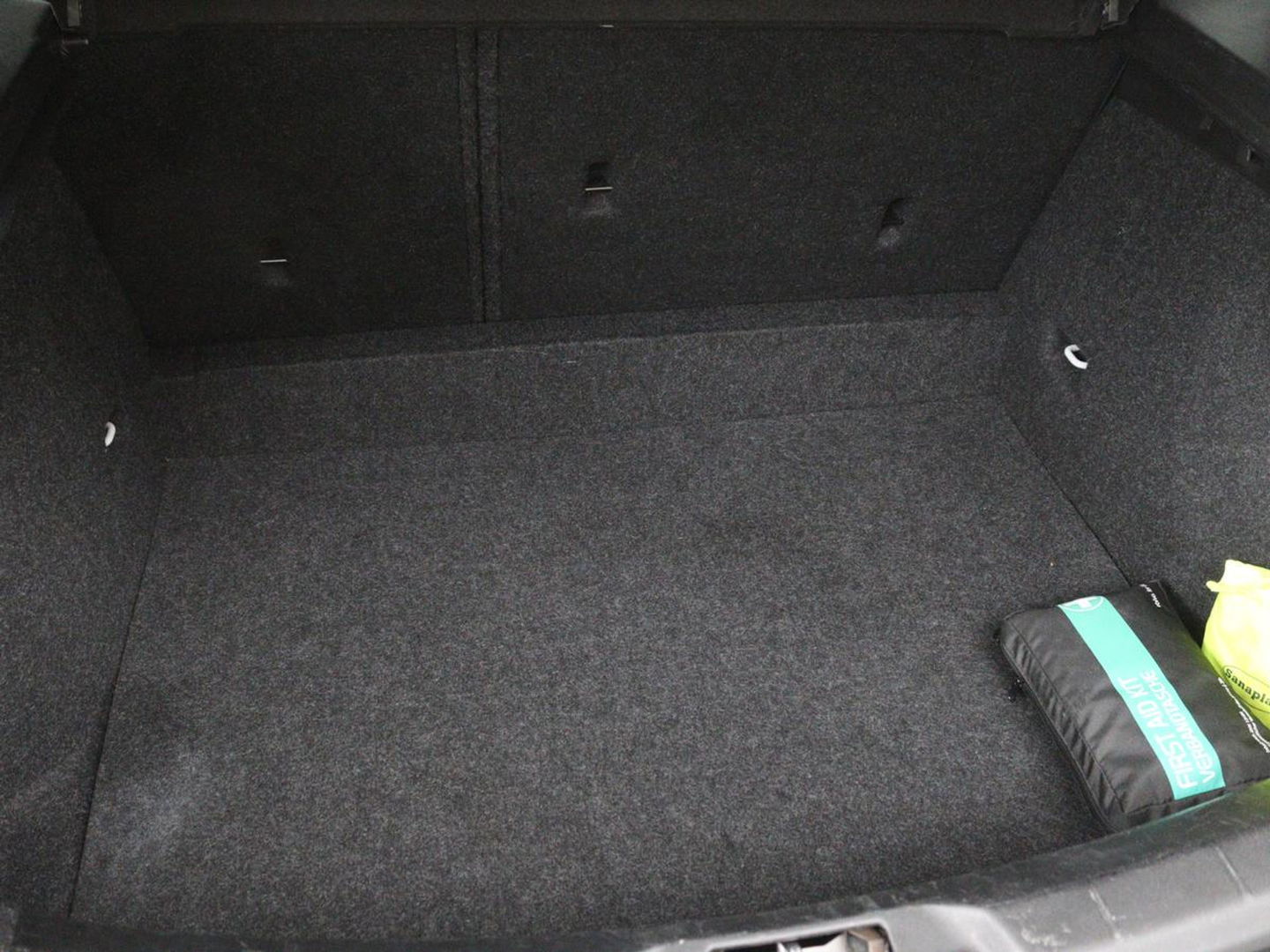 Volvo V40 2.0 T2 Nordic+ | Stoelverwarming | Trekhaak | Standkachel | Navigatie | Full LED | Verwarmde voorruit | Bluetooth | Climate control