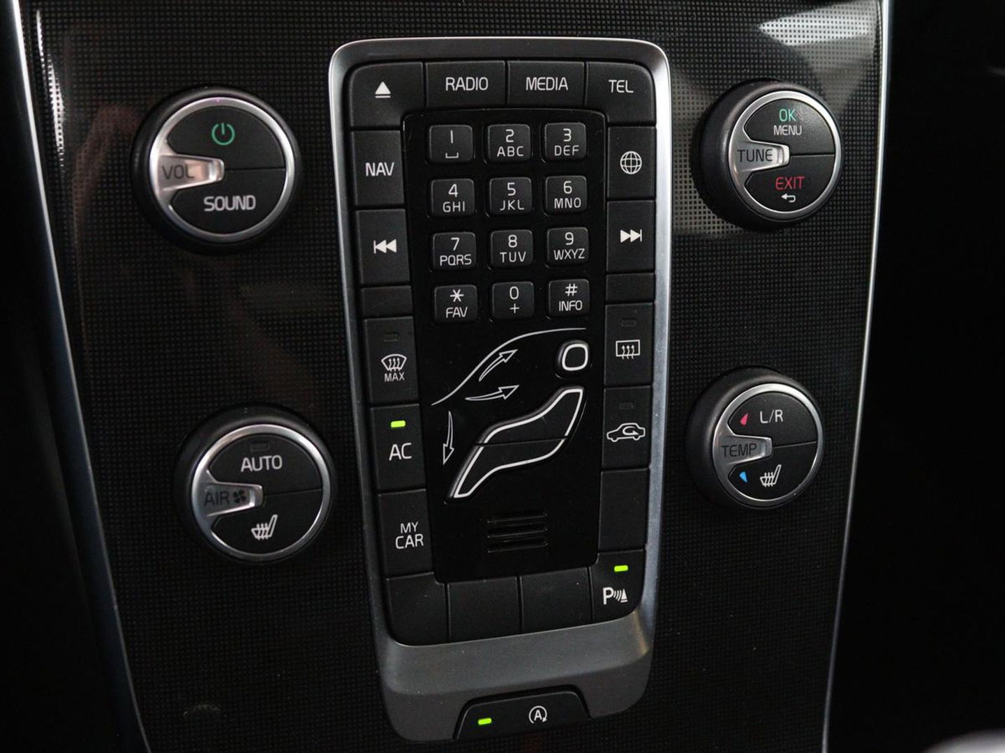 Volvo V40 2.0 T2 Nordic+ | Stoelverwarming | Trekhaak | Standkachel | Navigatie | Full LED | Verwarmde voorruit | Bluetooth | Climate control