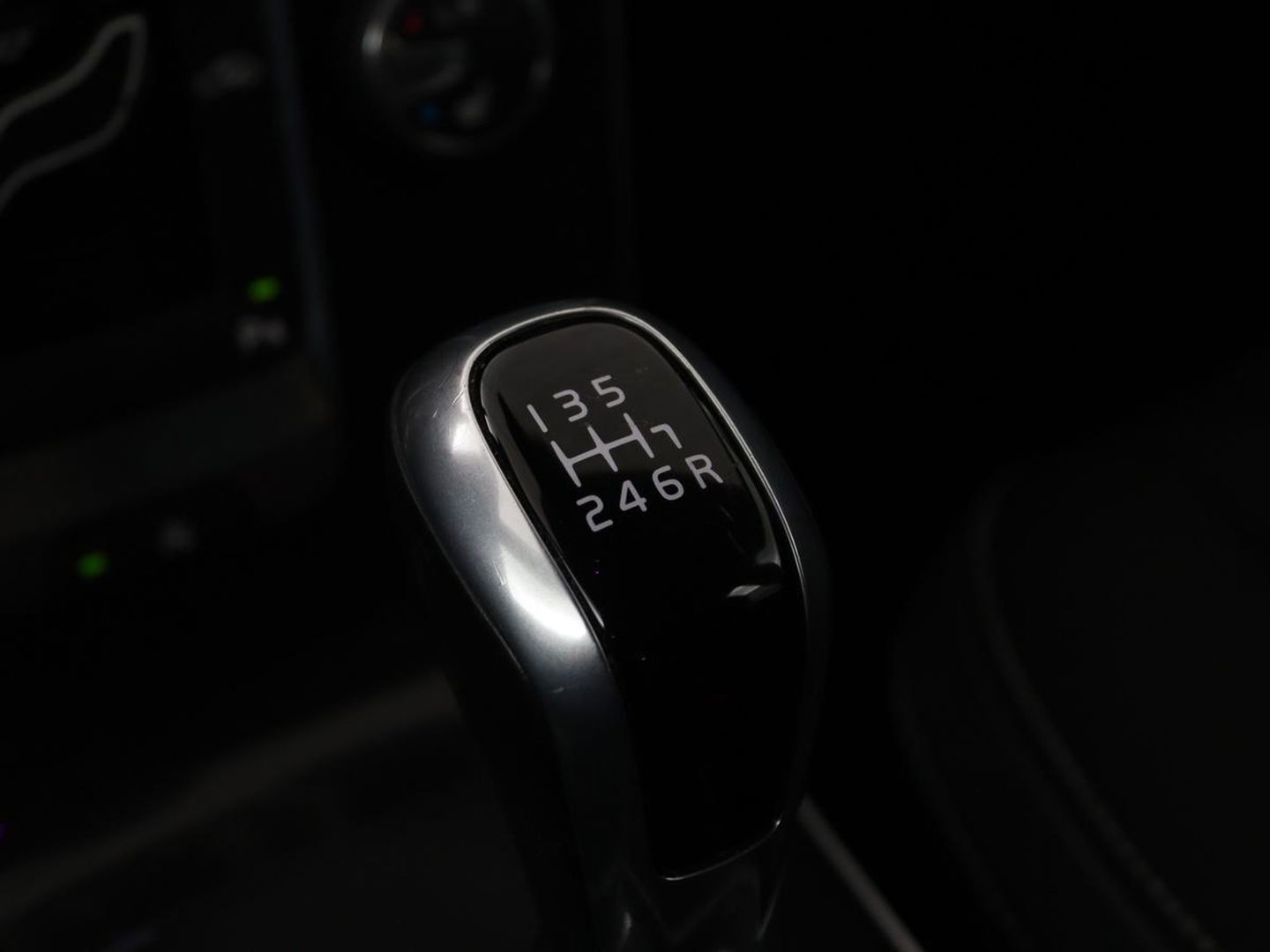 Volvo V40 2.0 T2 Nordic+ | Stoelverwarming | Trekhaak | Standkachel | Navigatie | Full LED | Verwarmde voorruit | Bluetooth | Climate control