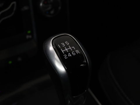 Volvo V40 2.0 T2 Nordic+ | Stoelverwarming | Trekhaak | Standkachel | Navigatie | Full LED | Verwarmde voorruit | Bluetooth | Climate control