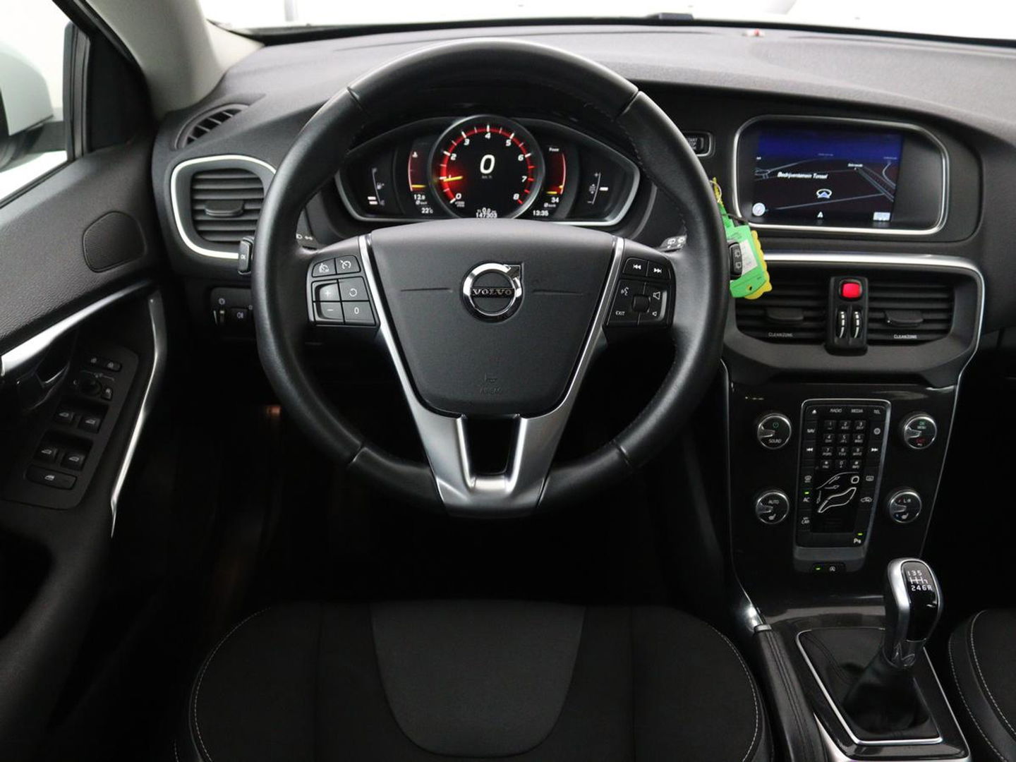 Volvo V40 2.0 T2 Nordic+ | Stoelverwarming | Trekhaak | Standkachel | Navigatie | Full LED | Verwarmde voorruit | Bluetooth | Climate control