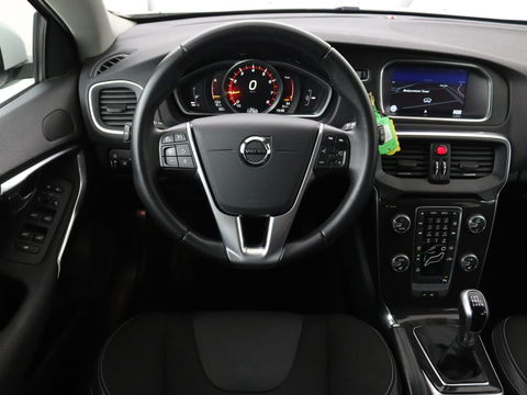 Volvo V40 2.0 T2 Nordic+ | Stoelverwarming | Trekhaak | Standkachel | Navigatie | Full LED | Verwarmde voorruit | Bluetooth | Climate control