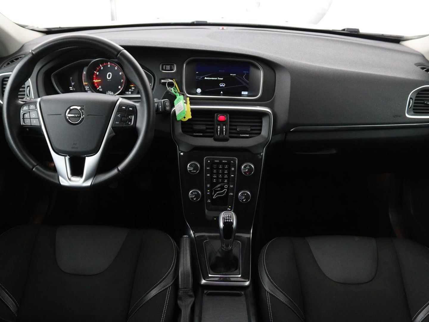 Volvo V40 2.0 T2 Nordic+ | Stoelverwarming | Trekhaak | Standkachel | Navigatie | Full LED | Verwarmde voorruit | Bluetooth | Climate control