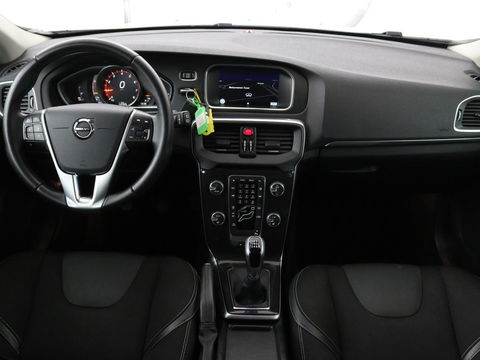 Volvo V40 2.0 T2 Nordic+ | Stoelverwarming | Trekhaak | Standkachel | Navigatie | Full LED | Verwarmde voorruit | Bluetooth | Climate control