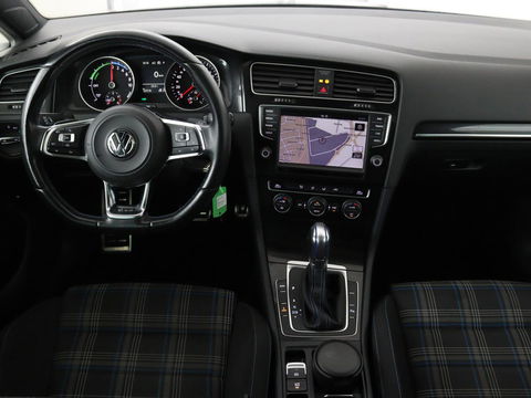 Volkswagen Golf 1.4 TSI GTE | Panoramadak | Navigatie | Full LED | Parkeerhulp | Sportstoelen | Climate control | Cruise control | Bluetooth | 18'' lichtmetalen velgen
