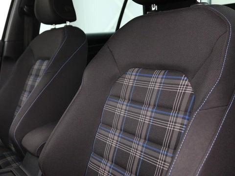 Volkswagen Golf 1.4 TSI GTE | Panoramadak | Navigatie | Full LED | Parkeerhulp | Sportstoelen | Climate control | Cruise control | Bluetooth | 18'' lichtmetalen velgen