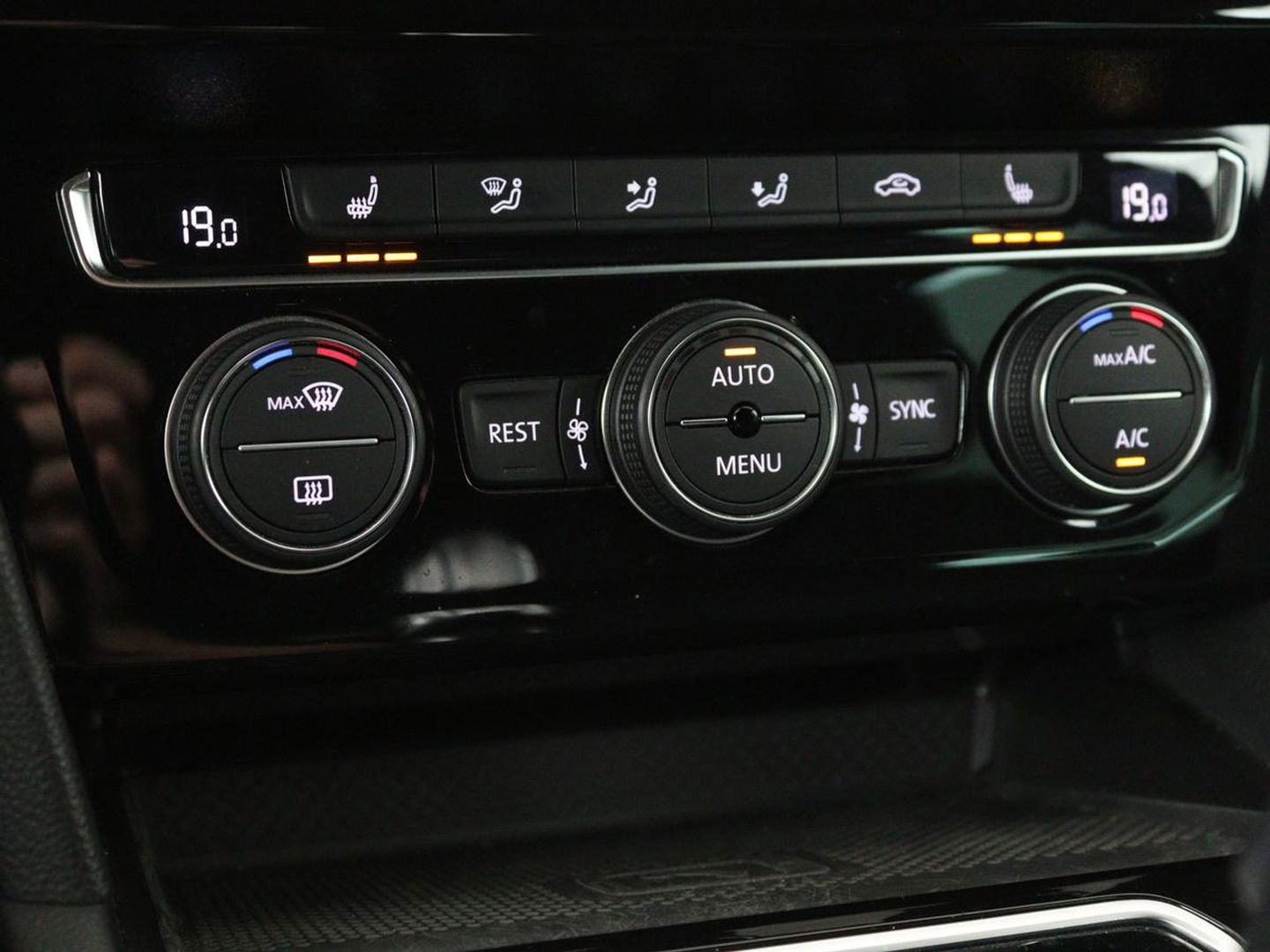 Volkswagen Passat 1.4 TSI PHEV GTE | Panoramadak | Stoelverwarming | Trekhaak | Side Assist | Camera | Carplay | Adaptive cruise | Park Assist | Matrix LED | Massage