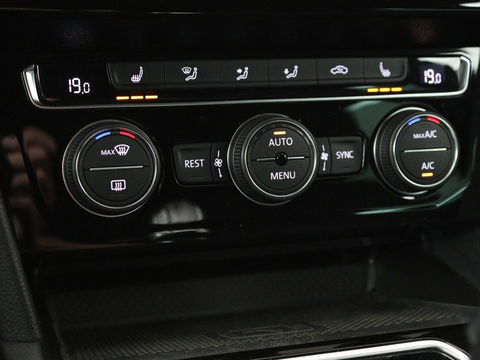 Volkswagen Passat 1.4 TSI PHEV GTE | Panoramadak | Stoelverwarming | Trekhaak | Side Assist | Camera | Carplay | Adaptive cruise | Park Assist | Matrix LED | Massage