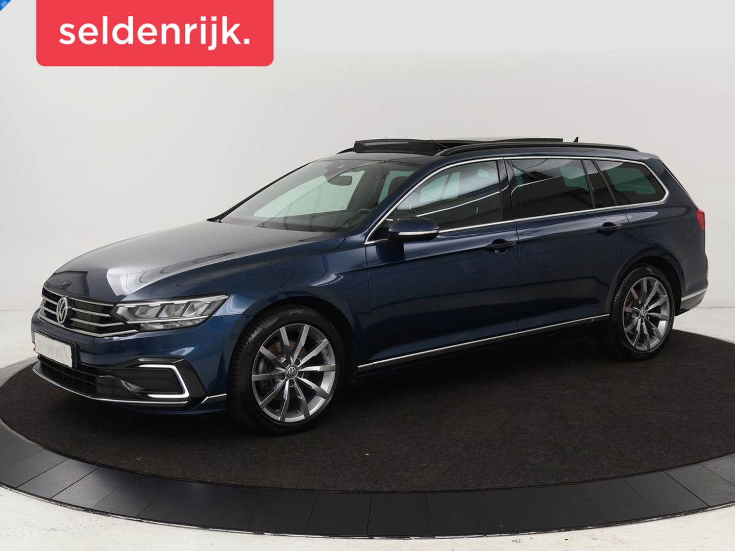 Volkswagen Passat 1.4 TSI PHEV GTE | Panoramadak | Stoelverwarming | Trekhaak | Side Assist | Camera | Carplay | Adaptive cruise | Park Assist | Matrix LED | Massage